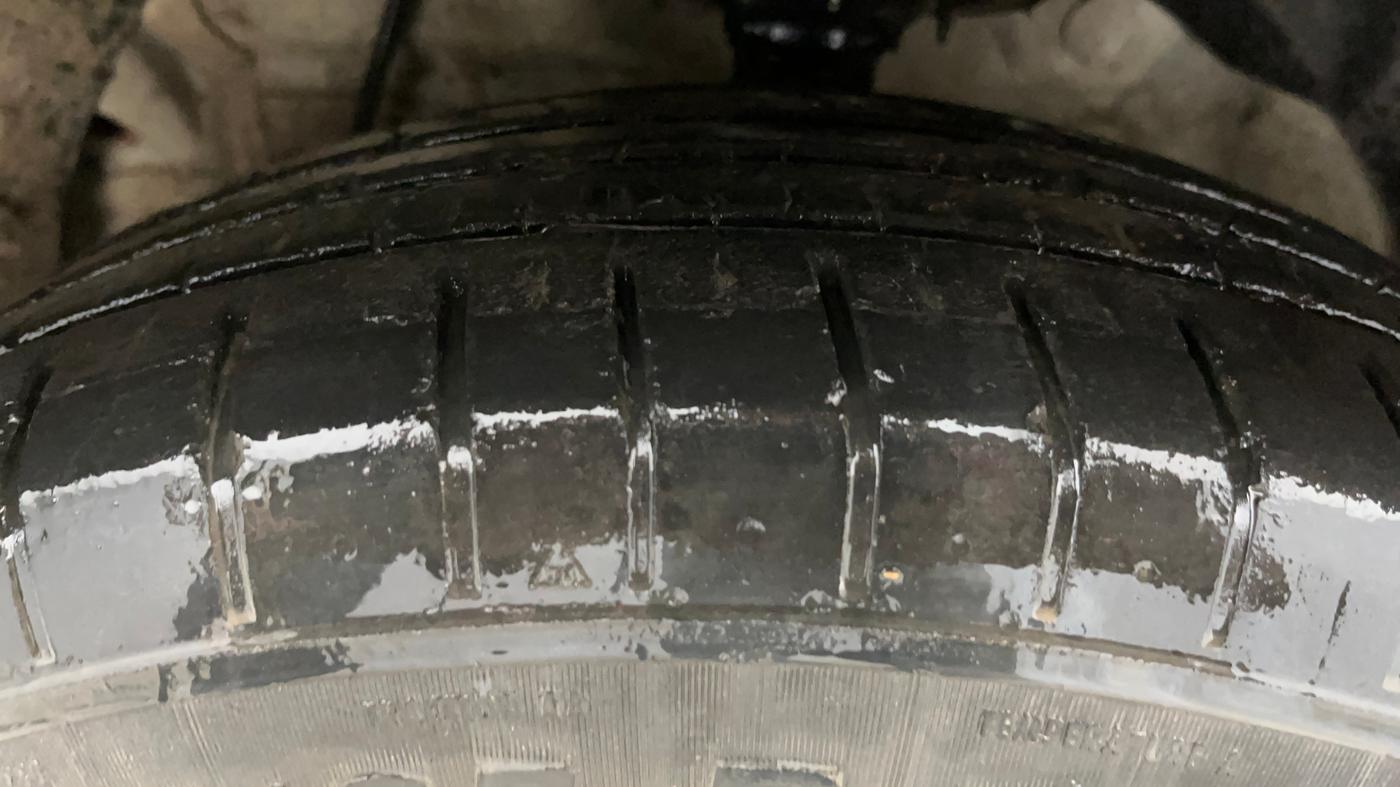 2022 Mahindra XUV300 W6 1.2 PETROL AMT, Petrol, Automatic, 19,036 km, Left Front Tyre Tread