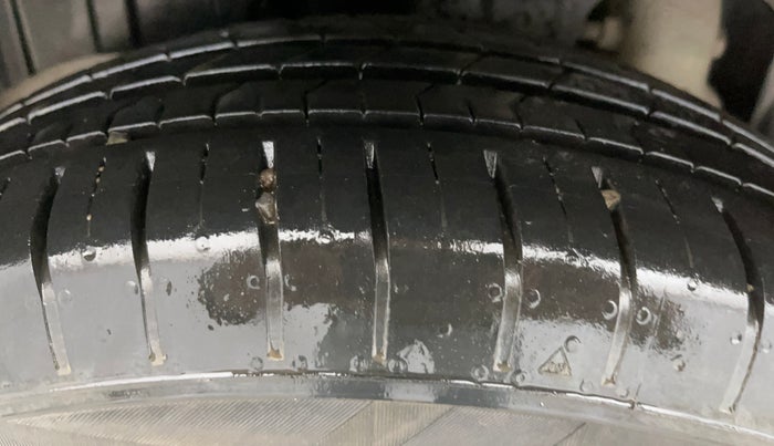 2022 Mahindra XUV300 W6 1.2 PETROL AMT, Petrol, Automatic, 18,956 km, Right Rear Tyre Tread