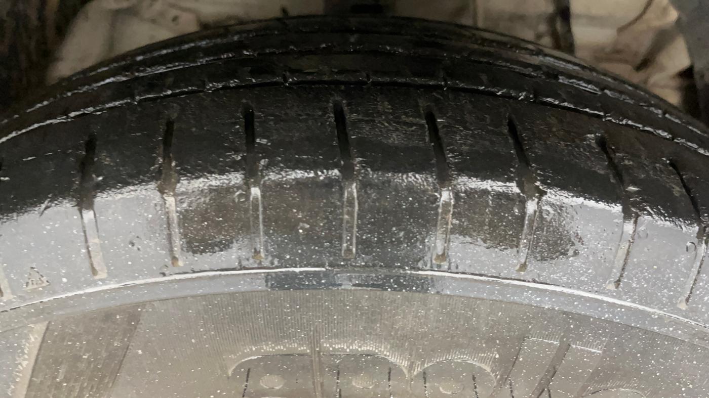 2022 Mahindra XUV300 W6 1.2 PETROL AMT, Petrol, Automatic, 19,036 km, Right Front Tyre Tread