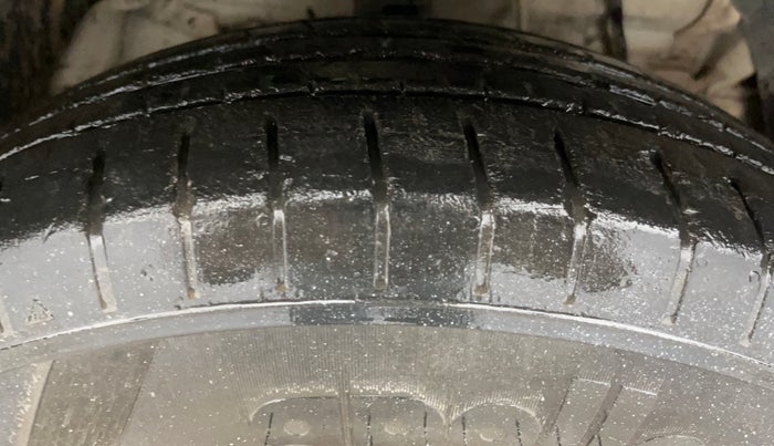 2022 Mahindra XUV300 W6 1.2 PETROL AMT, Petrol, Automatic, 18,956 km, Right Front Tyre Tread