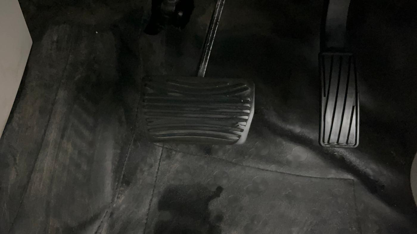 2022 Mahindra XUV300 W6 1.2 PETROL AMT, Petrol, Automatic, 19,036 km, Pedals