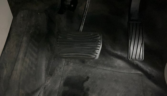 2022 Mahindra XUV300 W6 1.2 PETROL AMT, Petrol, Automatic, 18,956 km, Pedals