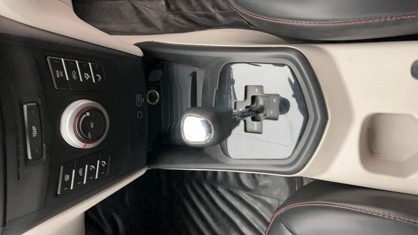 2022 Mahindra XUV300 W6 1.2 PETROL AMT, Petrol, Automatic, 19,036 km, Gear Lever