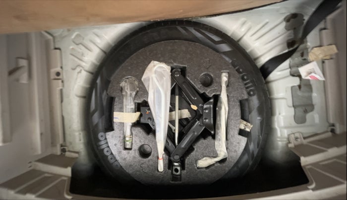 2022 Mahindra XUV300 W6 1.2 PETROL AMT, Petrol, Automatic, 18,956 km, Spare Tyre