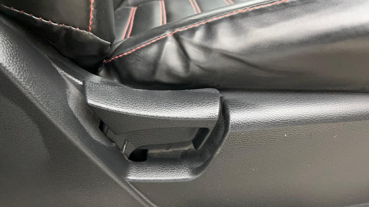 2022 Mahindra XUV300 W6 1.2 PETROL AMT, Petrol, Automatic, 19,036 km, Driver Side Adjustment Panel