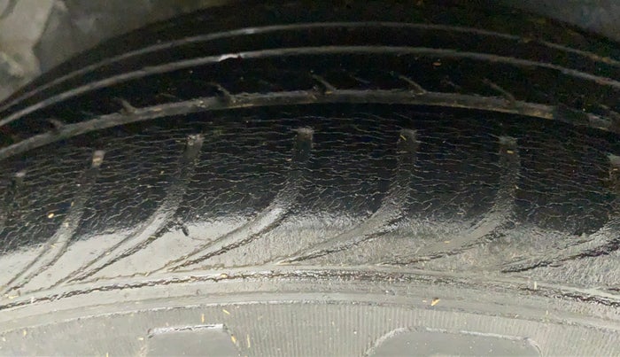 2013 Hyundai i20 MAGNA (O) 1.2, Petrol, Manual, 38,706 km, Right Rear Tyre Tread
