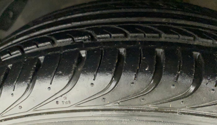 2013 Hyundai i20 MAGNA (O) 1.2, Petrol, Manual, 38,706 km, Left Front Tyre Tread