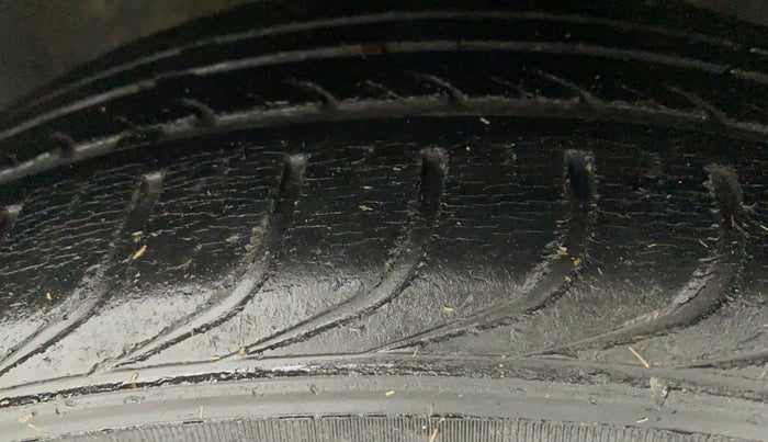 2013 Hyundai i20 MAGNA (O) 1.2, Petrol, Manual, 38,706 km, Right Front Tyre Tread