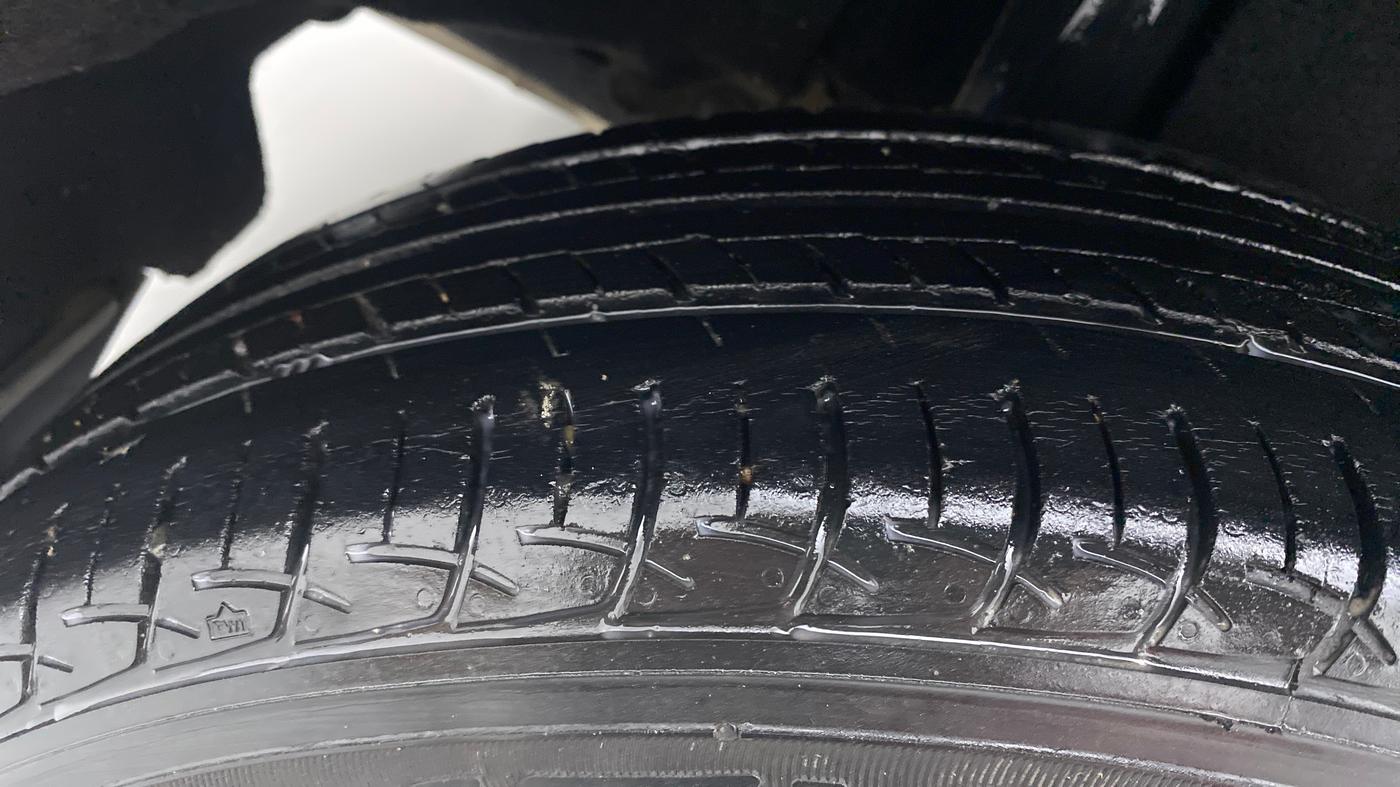 2017 Maruti Baleno DELTA PETROL 1.2, CNG, Manual, 42,603 km, Right Rear Tyre Tread