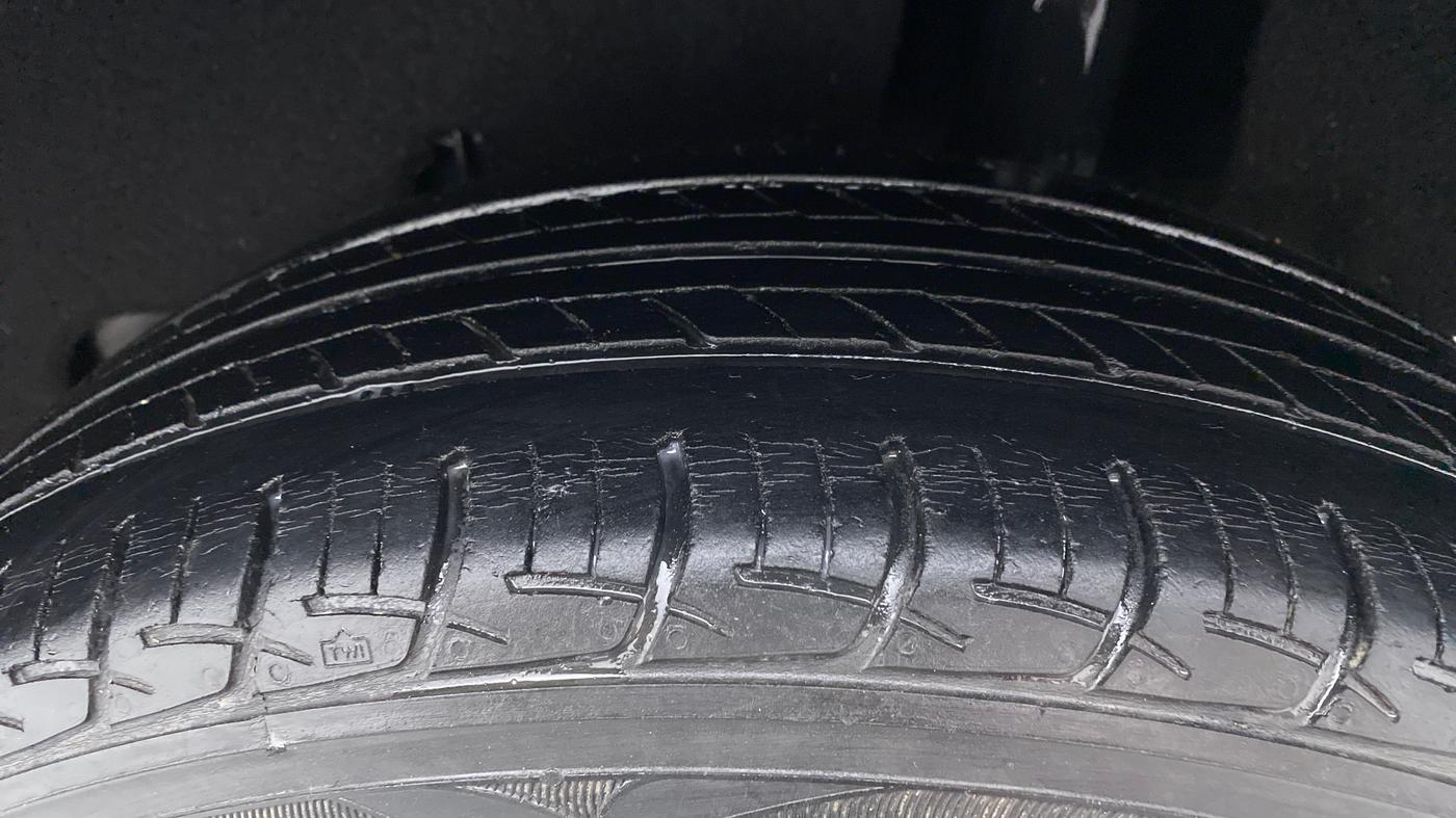 2017 Maruti Baleno DELTA PETROL 1.2, CNG, Manual, 42,603 km, Left Rear Tyre Tread