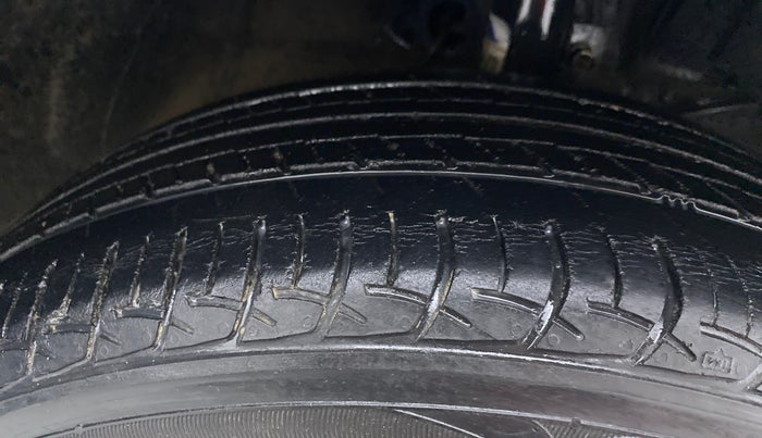 2017 Maruti Baleno DELTA PETROL 1.2, CNG, Manual, 42,603 km, Right Front Tyre Tread