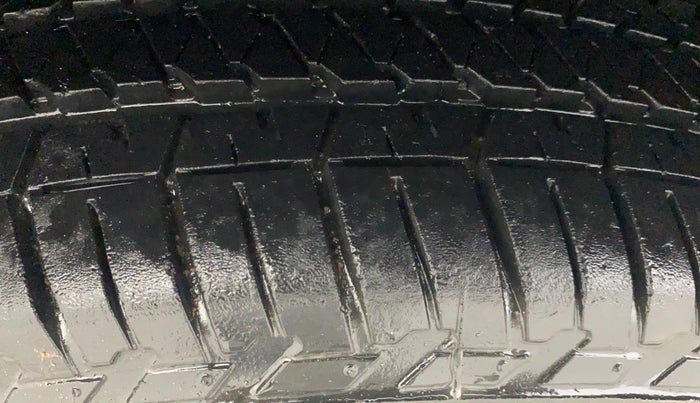 2015 Mahindra XUV500 W6, Diesel, Manual, 54,569 km, Right Rear Tyre Tread