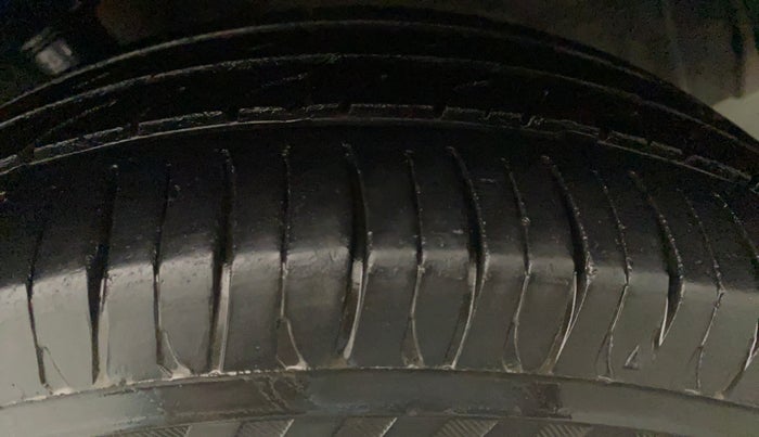 2011 Hyundai i20 SPORTZ 1.2, Petrol, Manual, 1,22,248 km, Left Front Tyre Tread