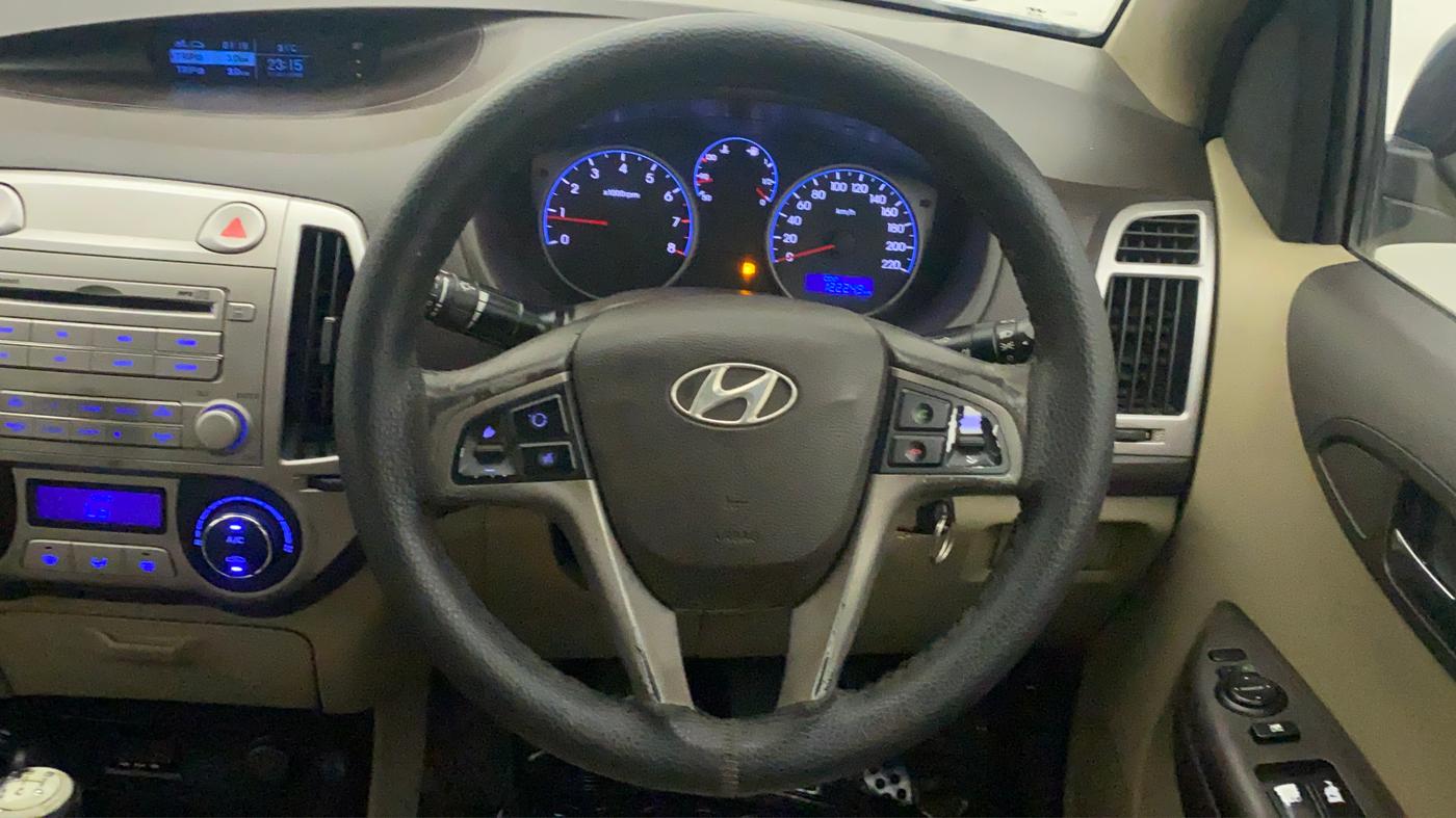 2011 Hyundai i20 SPORTZ 1.2, Petrol, Manual, 1,22,248 km, Steering Wheel Close Up