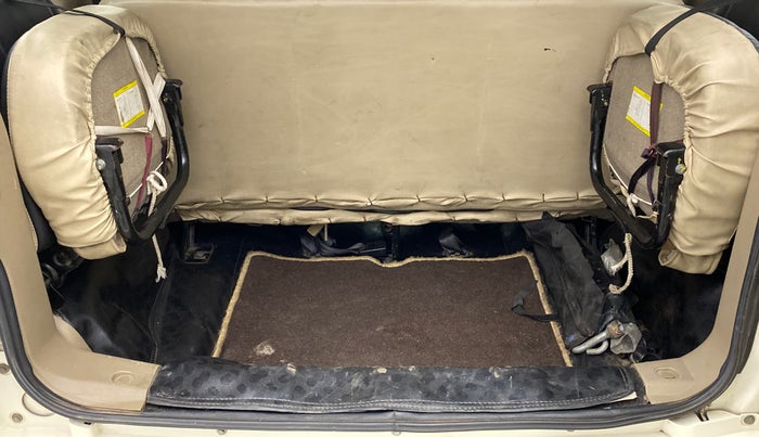 2016 Mahindra TUV300 T8, Diesel, Manual, 74,241 km, Boot Inside