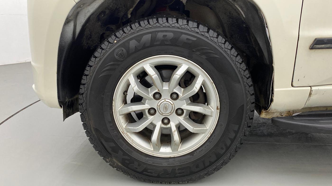 2016 Mahindra TUV300 T8, Diesel, Manual, 74,241 km, Left Front Wheel