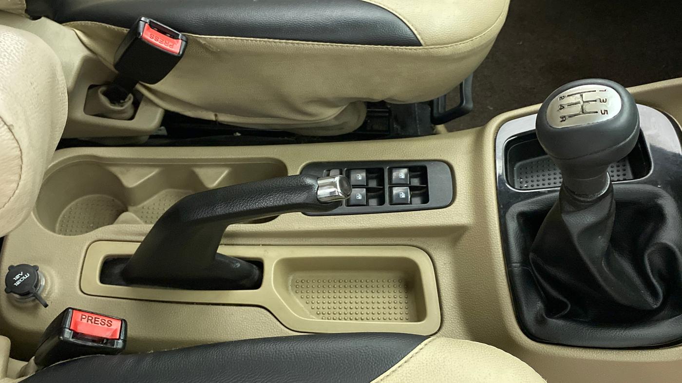 2016 Mahindra TUV300 T8, Diesel, Manual, 74,241 km, Gear Lever