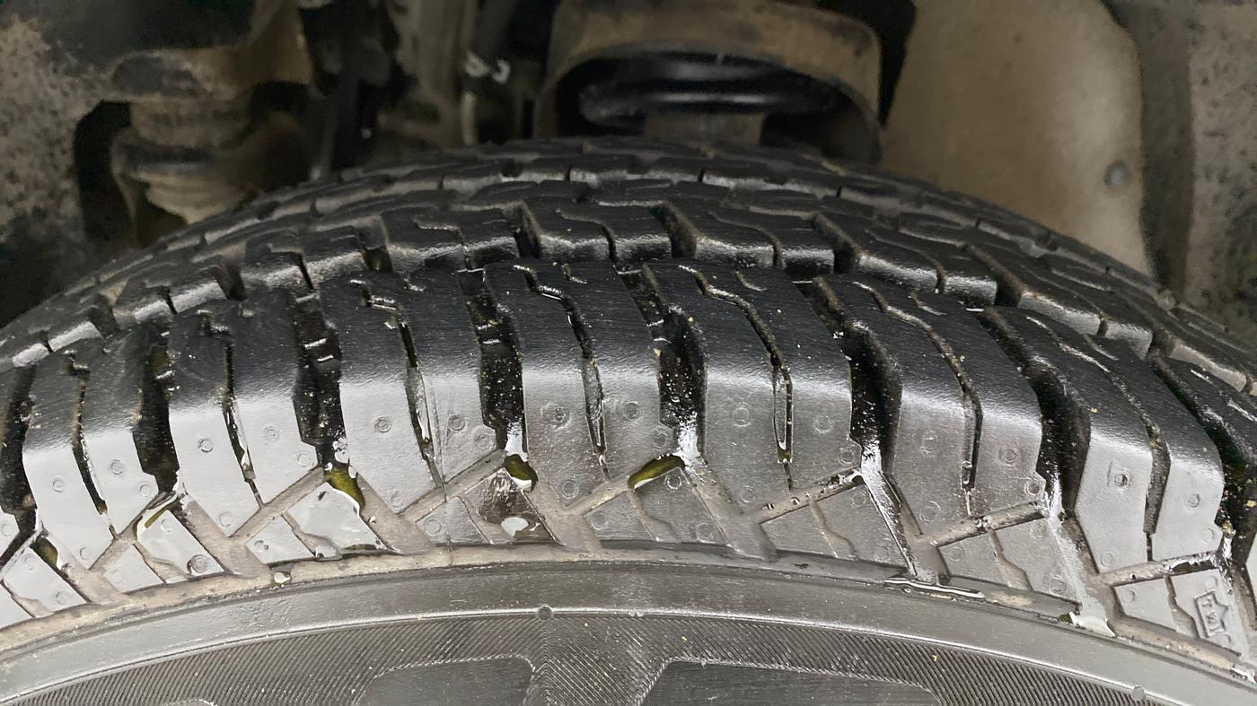 2016 Mahindra TUV300 T8, Diesel, Manual, 74,241 km, Left Front Tyre Tread
