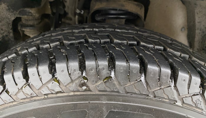 2016 Mahindra TUV300 T8, Diesel, Manual, 74,241 km, Left Front Tyre Tread