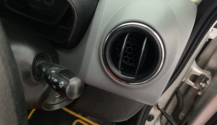 2017 Renault Kwid RXT 1.0 (O), Petrol, Manual, 59,519 km, AC Unit - Front vent has minor damage