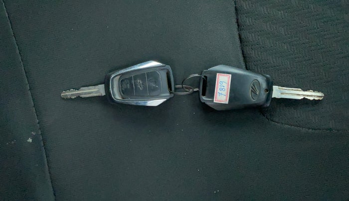 2018 Mahindra KUV 100 NXT K8 P 6 STR DUAL TONE, Petrol, Manual, 42,754 km, Key Close Up