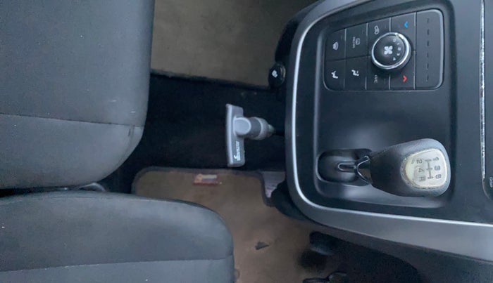 2018 Mahindra KUV 100 NXT K8 P 6 STR DUAL TONE, Petrol, Manual, 42,754 km, Gear Lever