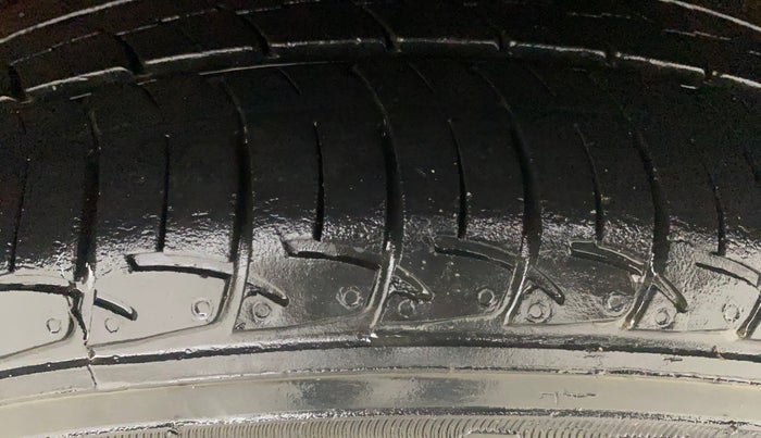 2018 Mahindra KUV 100 NXT K8 P 6 STR DUAL TONE, Petrol, Manual, 42,754 km, Left Rear Tyre Tread