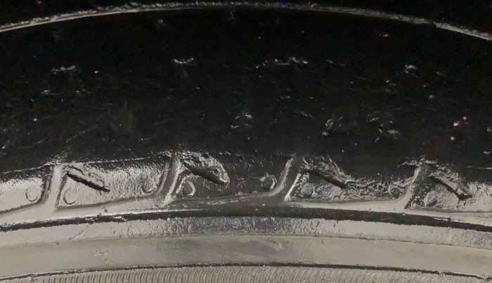 2018 Mahindra KUV 100 NXT K8 P 6 STR DUAL TONE, Petrol, Manual, 42,754 km, Right Front Tyre Tread