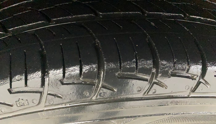 2018 Mahindra KUV 100 NXT K8 P 6 STR DUAL TONE, Petrol, Manual, 42,754 km, Right Rear Tyre Tread