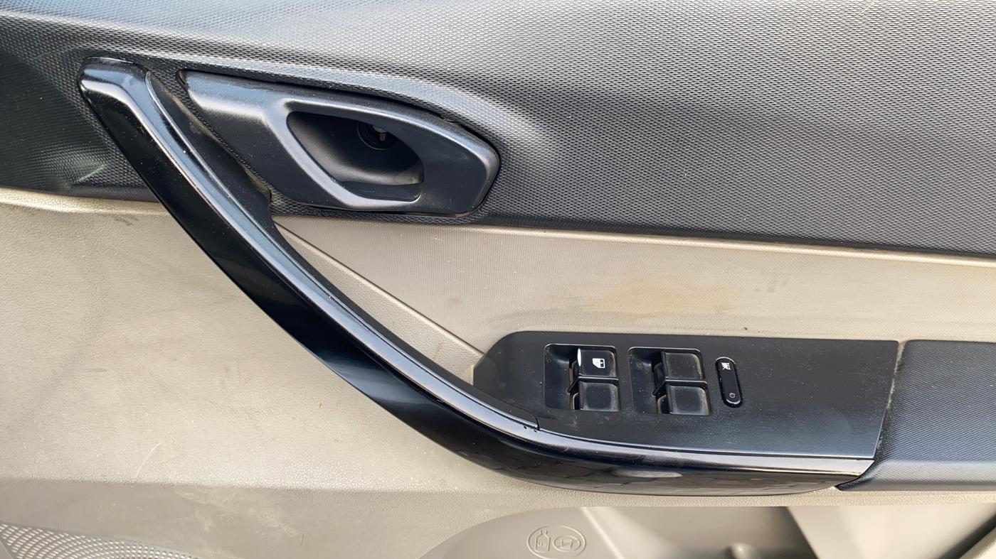 2018 Tata Tiago XT PETROL, Petrol, Manual, 41,061 km, Driver Side Door Panels Control
