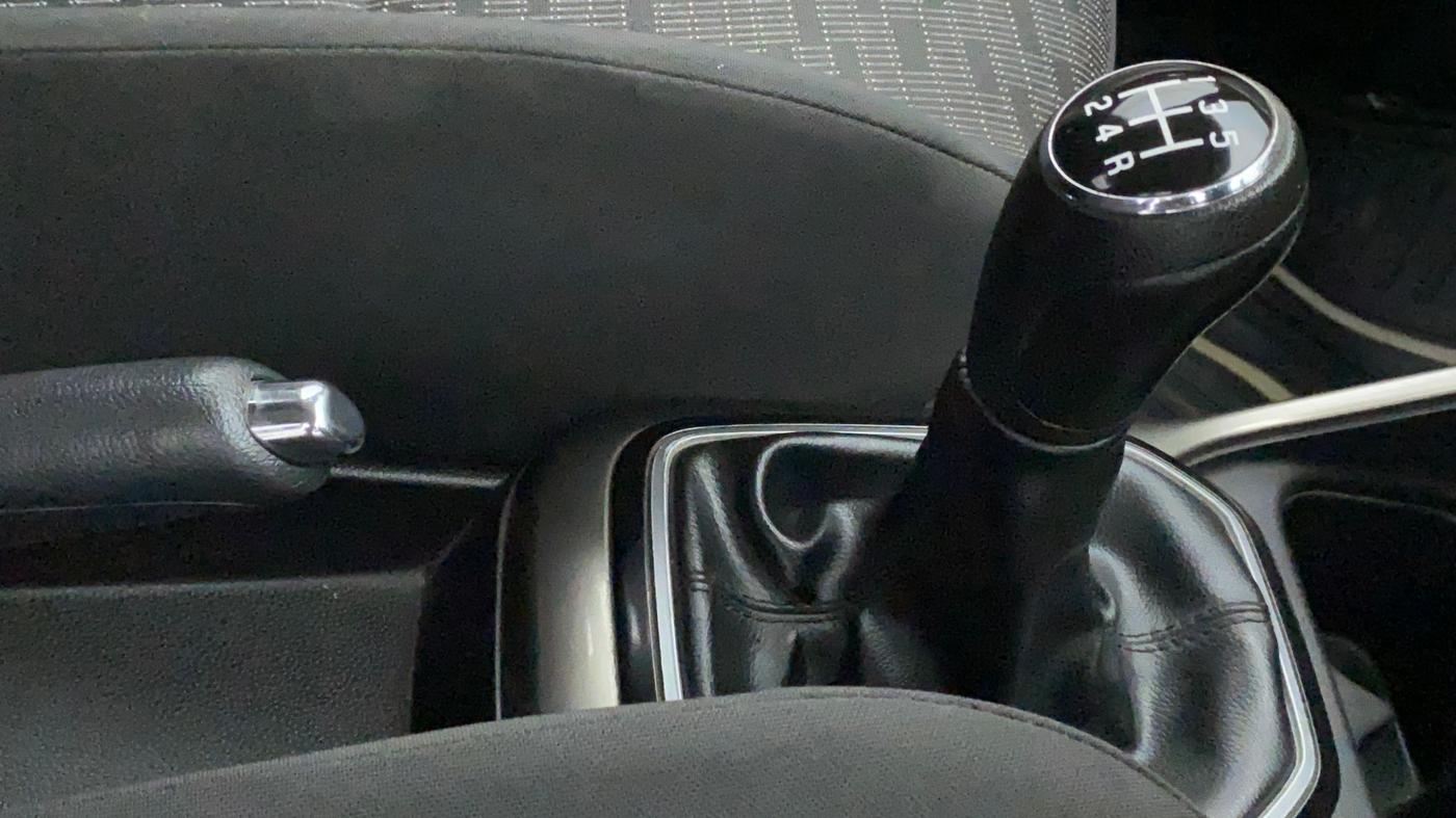 2019 Maruti IGNIS DELTA 1.2, Petrol, Manual, 27,213 km, Gear Lever