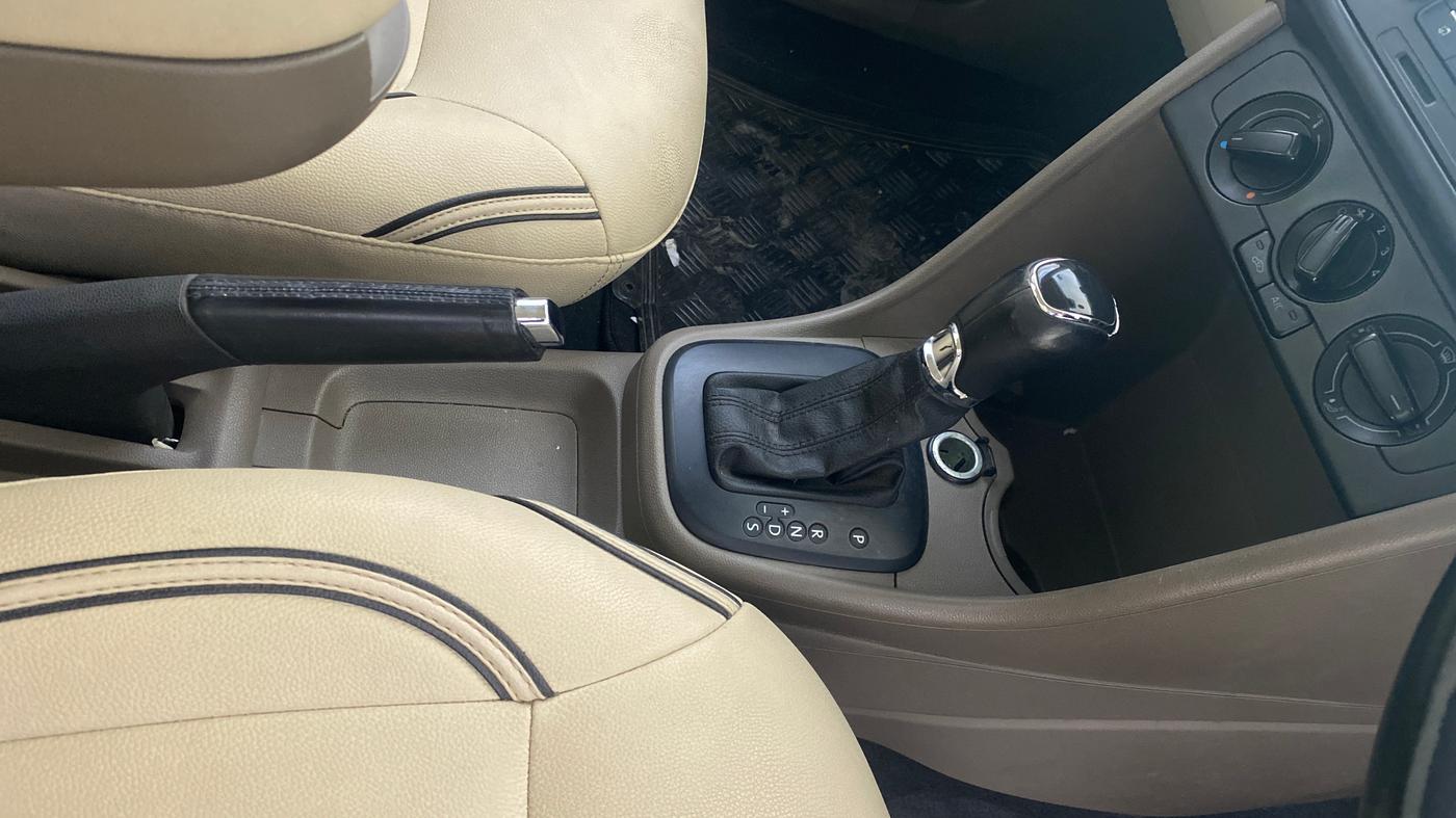 2014 Skoda Rapid AMBITION 1.6 MPI AT PLUS, Petrol, Automatic, 50,687 km, Gear Lever