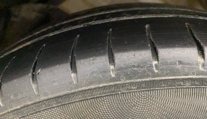 2014 Maruti Swift Dzire VXI, Petrol, Manual, 1,22,051 km, Left Front Tyre Tread