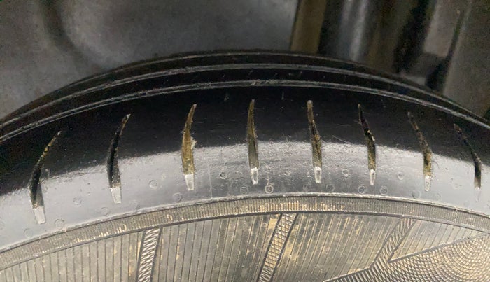 2014 Maruti Swift Dzire VXI, Petrol, Manual, 1,22,051 km, Left Rear Tyre Tread