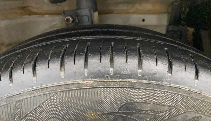 2014 Maruti Swift Dzire VXI, Petrol, Manual, 1,22,051 km, Right Front Tyre Tread