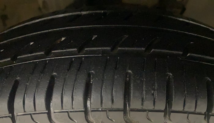 2016 Renault Kwid RXT 1.0, Petrol, Manual, 77,830 km, Right Front Tyre Tread