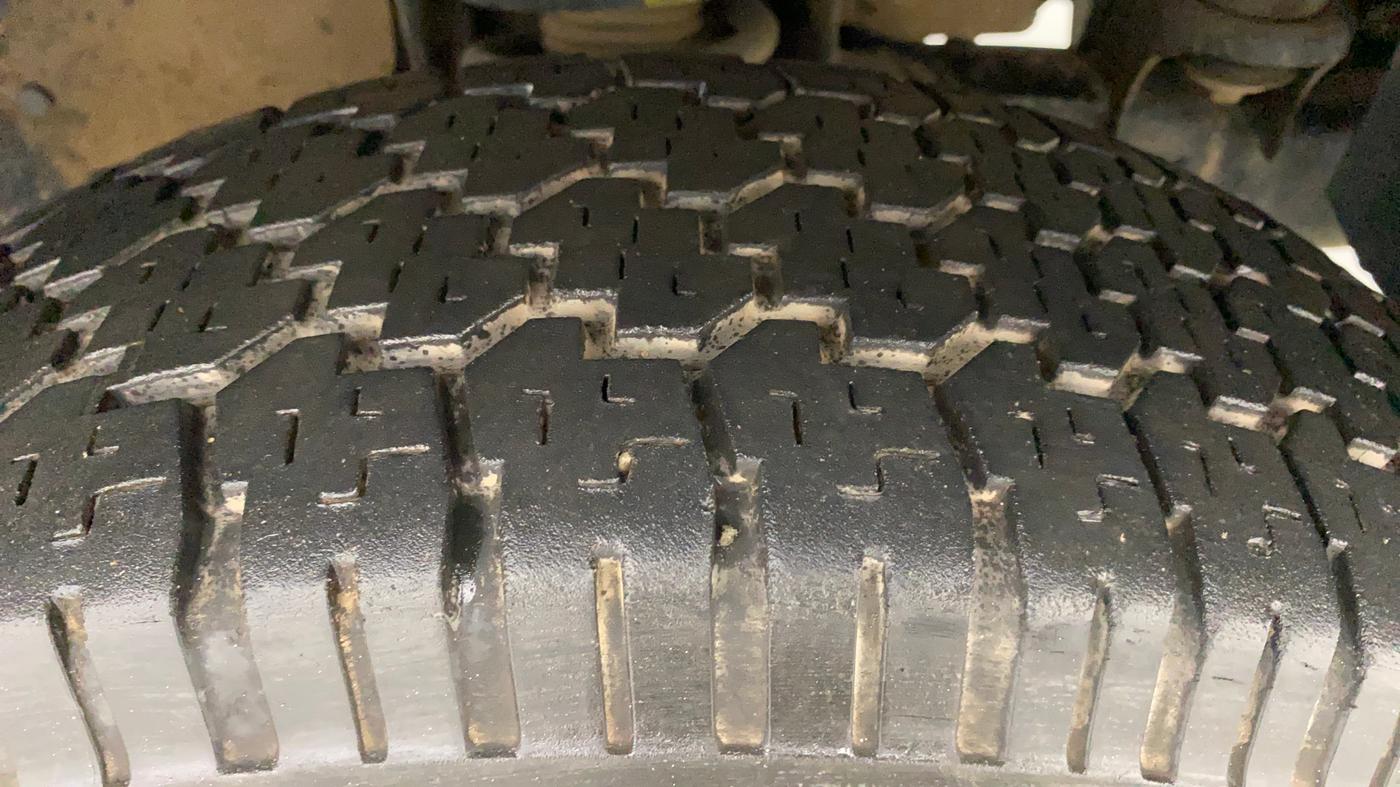 2017 Mahindra TUV300 T4 PLUS, Diesel, Manual, 1,22,137 km, Right Front Tyre Tread