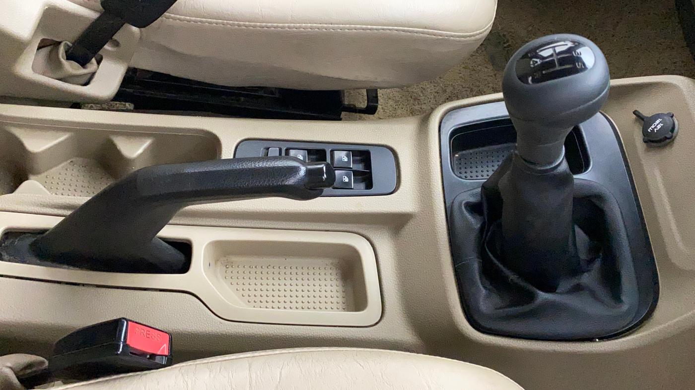 2017 Mahindra TUV300 T4 PLUS, Diesel, Manual, 1,22,137 km, Gear Lever