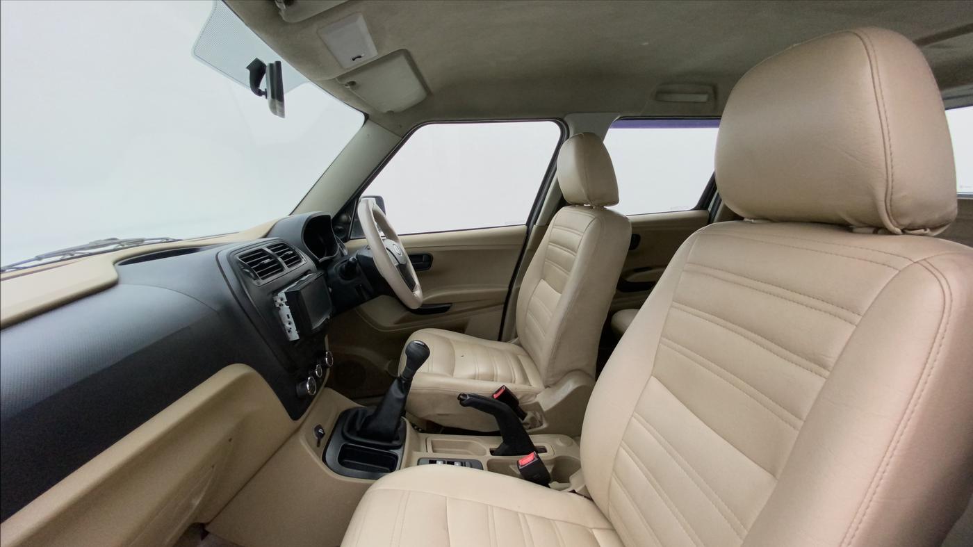 2017 Mahindra TUV300 T4 PLUS, Diesel, Manual, 1,22,137 km, Right Side Front Door Cabin