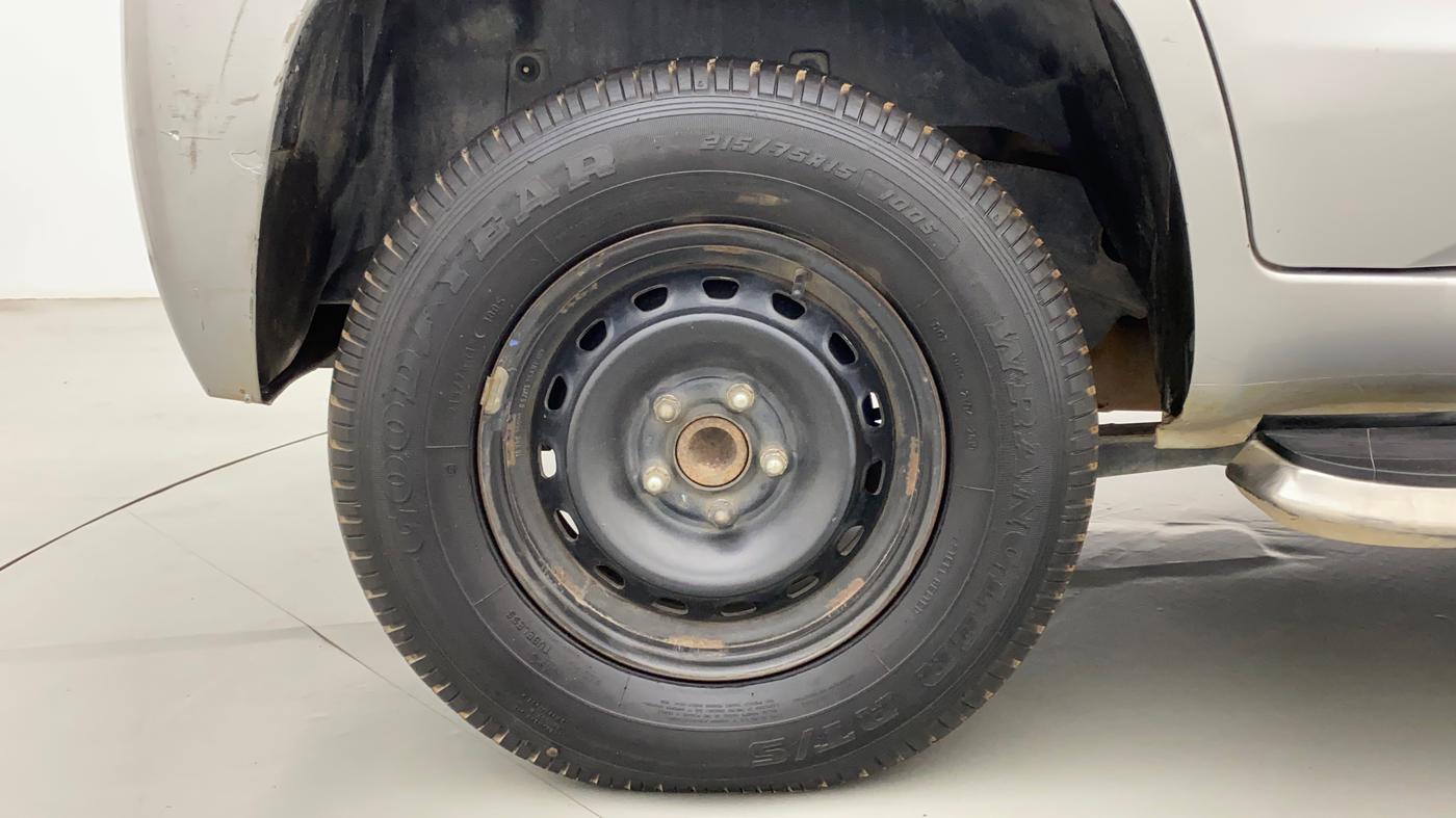 2017 Mahindra TUV300 T4 PLUS, Diesel, Manual, 1,22,137 km, Right Rear Wheel