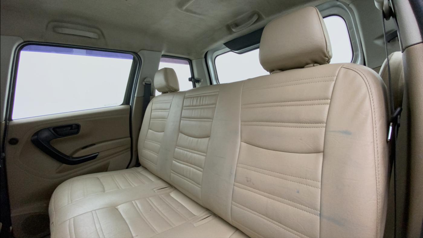 2017 Mahindra TUV300 T4 PLUS, Diesel, Manual, 1,22,137 km, Right Side Rear Door Cabin