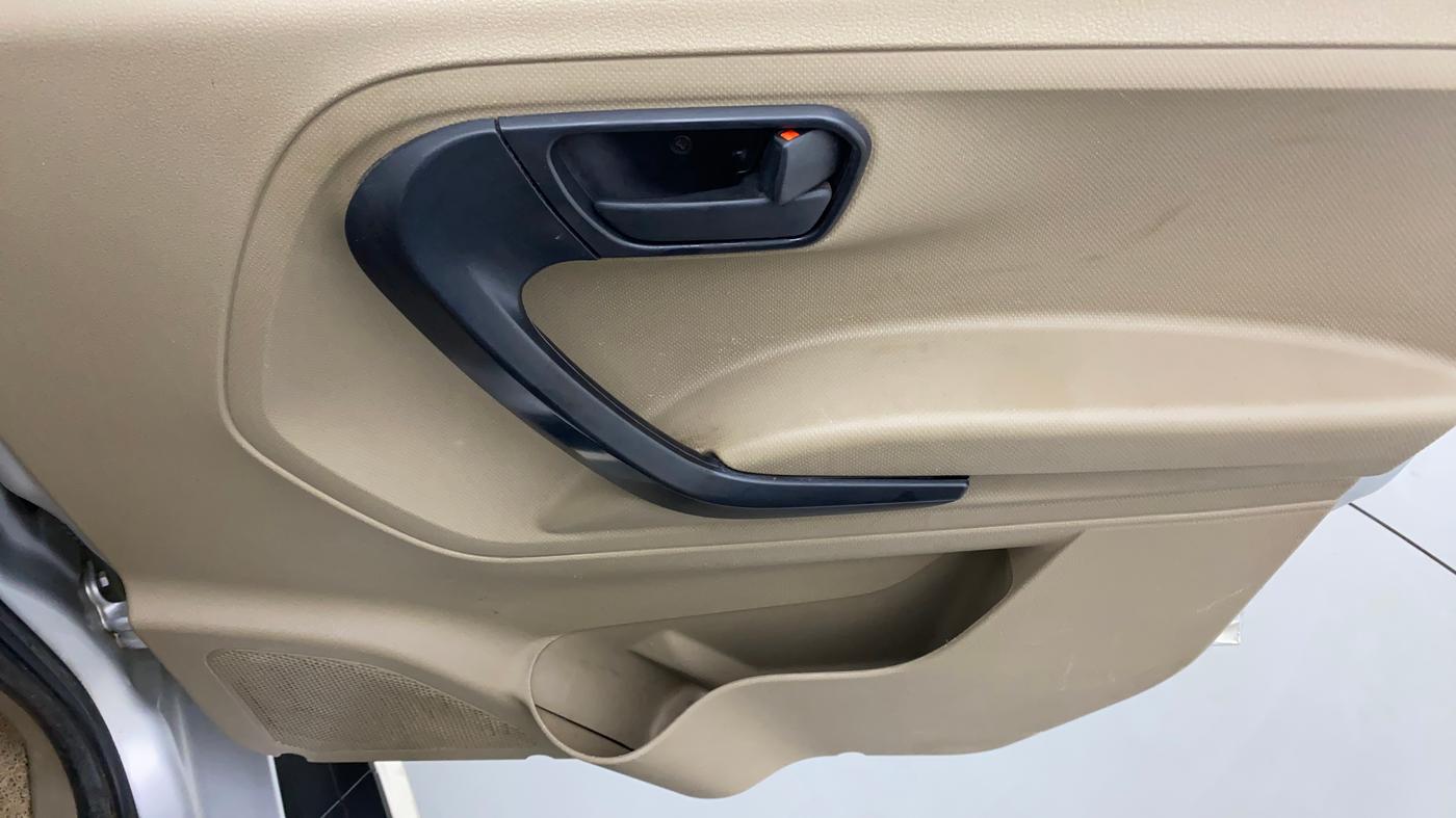 2017 Mahindra TUV300 T4 PLUS, Diesel, Manual, 1,22,137 km, Driver Side Door Panels Control