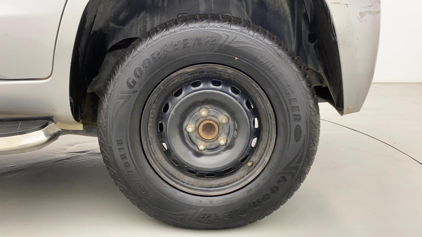 2017 Mahindra TUV300 T4 PLUS, Diesel, Manual, 1,22,137 km, Left Rear Wheel