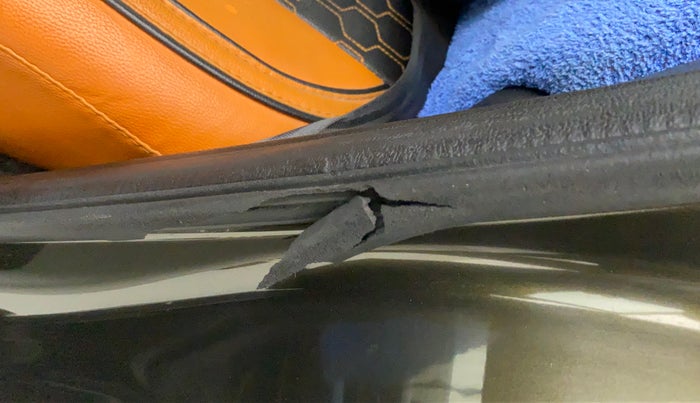 2017 Renault Kwid RXL 1.0 AMT, Petrol, Automatic, 67,811 km, Rear left door - Beading has minor damage