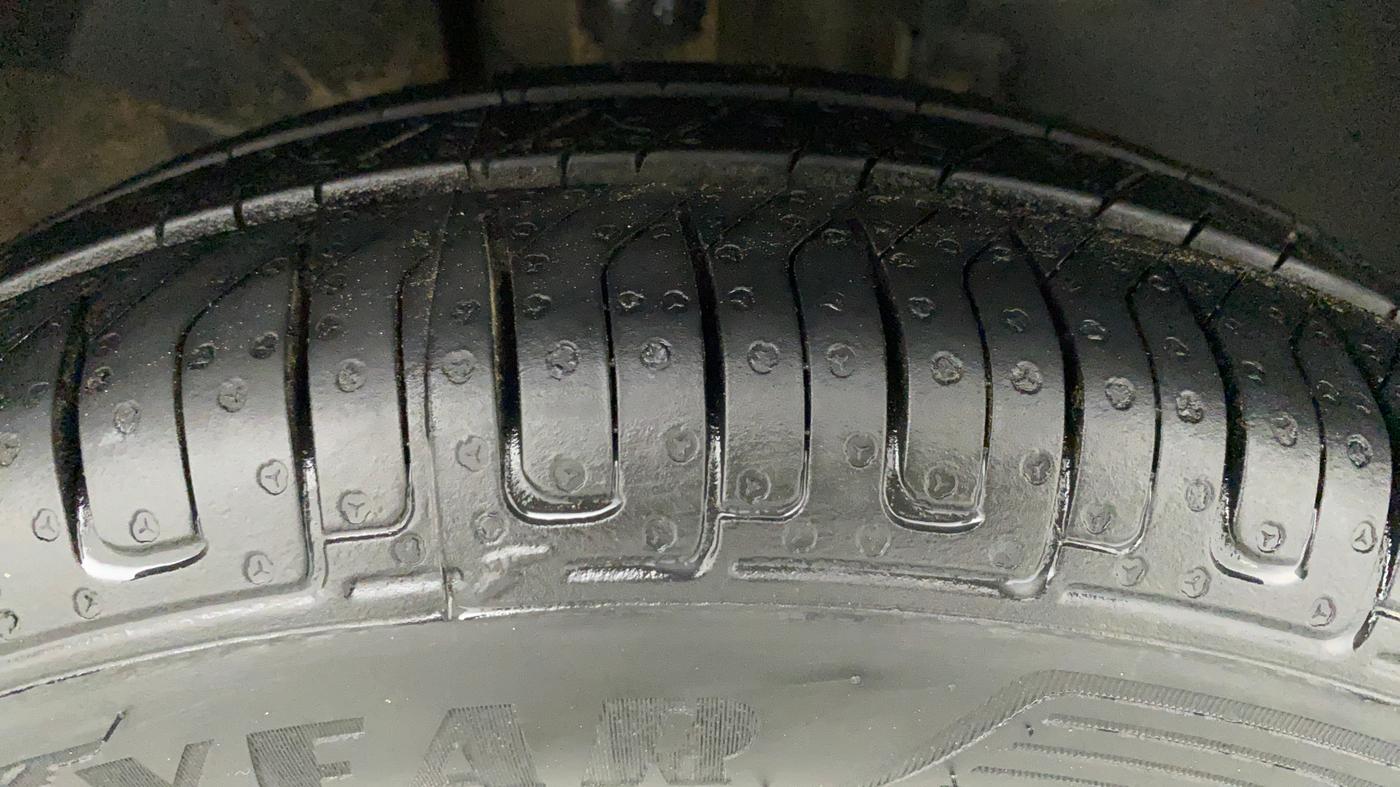 2017 Renault Kwid RXL 1.0 AMT, Petrol, Automatic, 67,811 km, Right Front Tyre Tread