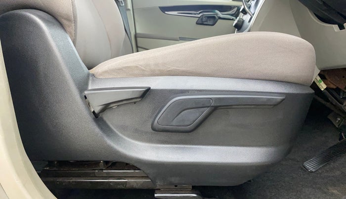 2016 Mahindra Kuv100 K6 6 STR, Petrol, Manual, 13,528 km, Driver Side Adjustment Panel