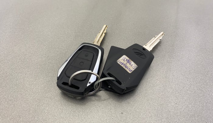 2016 Mahindra Kuv100 K6 6 STR, Petrol, Manual, 13,528 km, Key Close Up