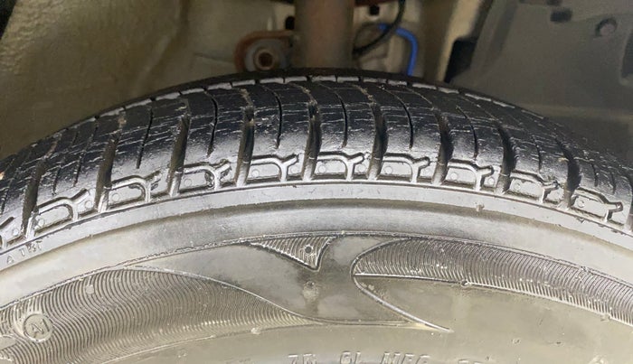 2016 Mahindra Kuv100 K6 6 STR, Petrol, Manual, 13,528 km, Right Front Tyre Tread