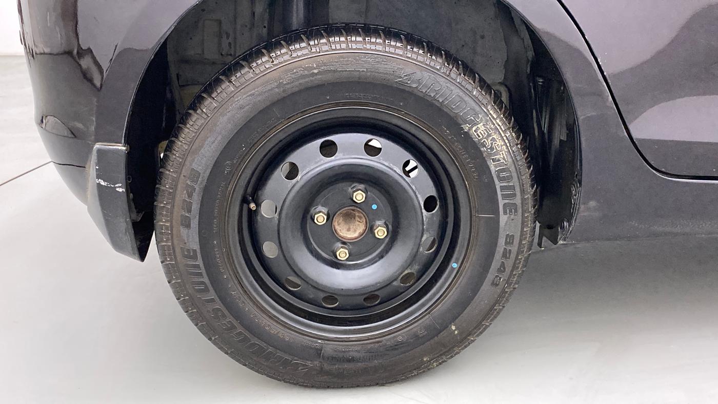 2015 Maruti Swift VXI, Petrol, Manual, 59,990 km, Right Rear Wheel