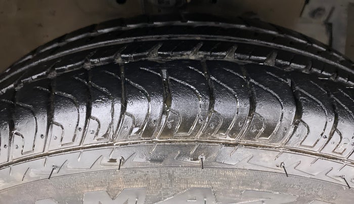 2015 Maruti Swift VXI, Petrol, Manual, 59,990 km, Right Front Tyre Tread